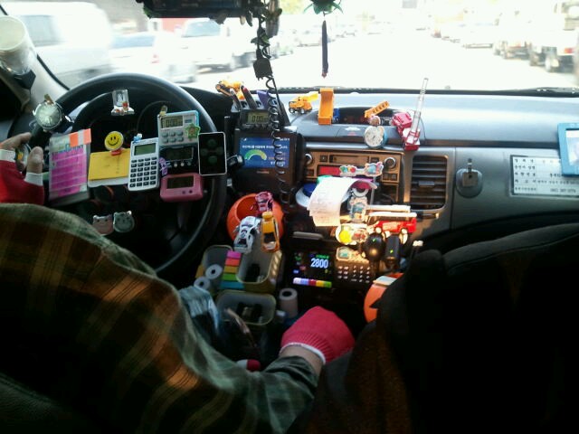 택시탔는데 기사님 좌석 데코레이션이.. 대박!!