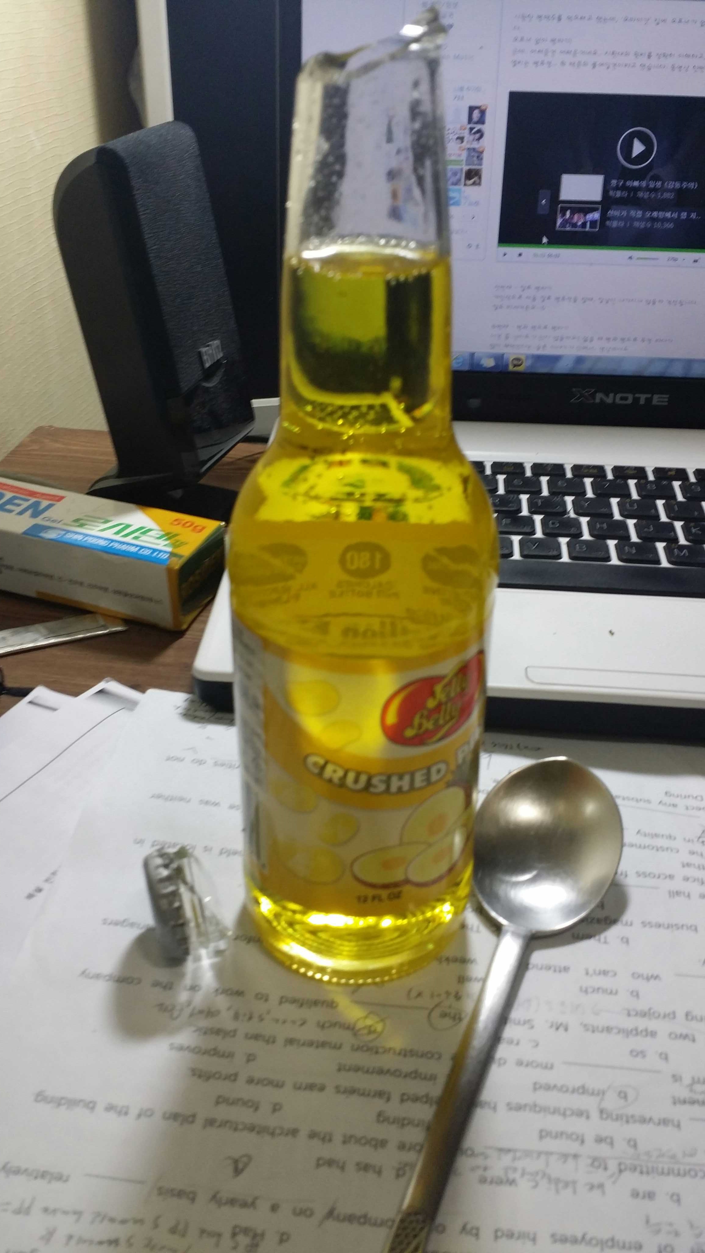 숟가락으로 병뚜껑 따기