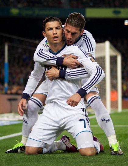 호날두 백허그정색