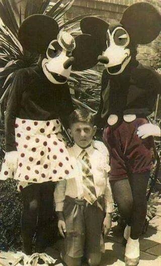 초창기 디즈니랜드 인형탈이랍니다.