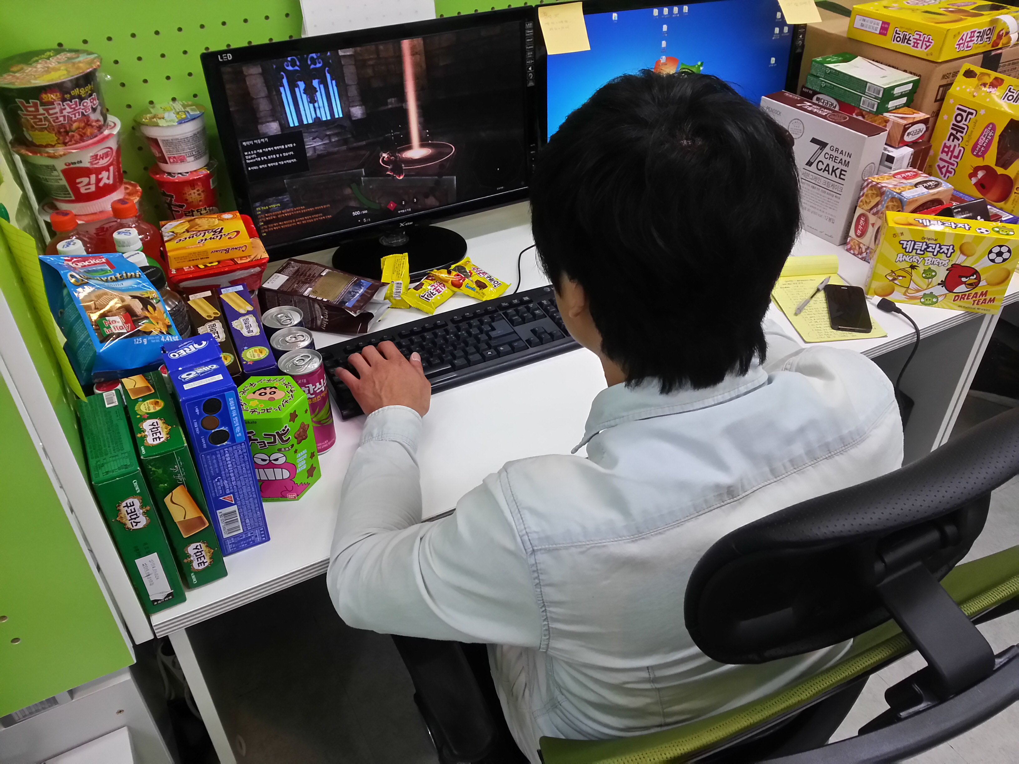 흔한 반도의 게임회사 책상