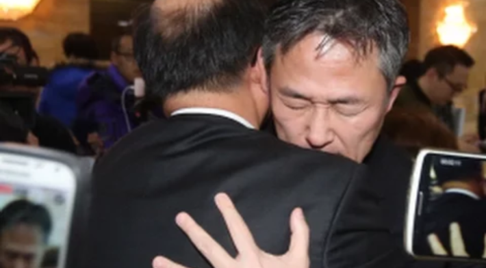 표창원의원 포옹 눈물 속에 감춰어진 그 의미