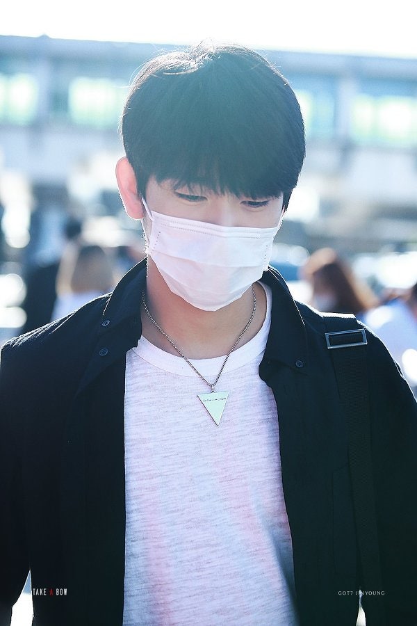 최근 우정목걸이 맞춘 남자아이돌.jpg