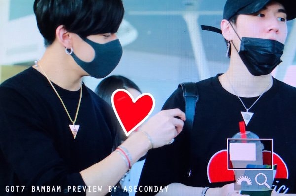 최근 우정목걸이 맞춘 남자아이돌.jpg