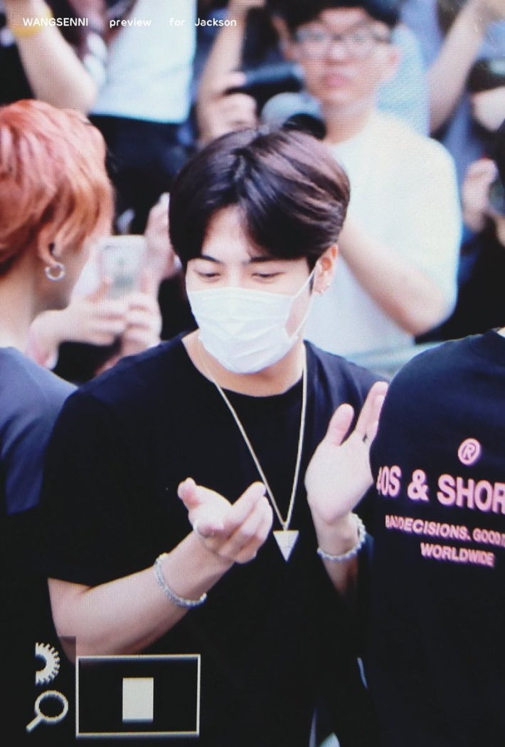 최근 우정목걸이 맞춘 남자아이돌.jpg