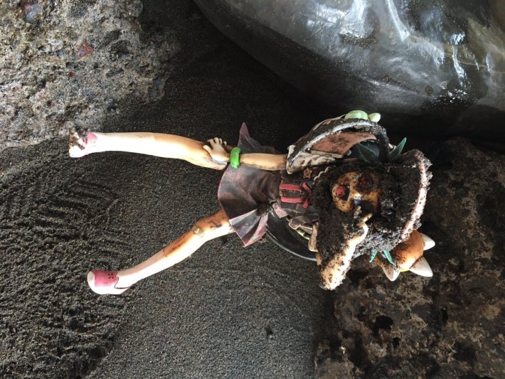 공포) 아침 낚시를 하던 중 피규어를 낚았다.jpg