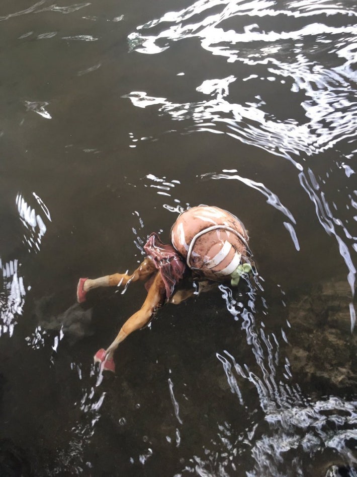 공포) 아침 낚시를 하던 중 피규어를 낚았다.jpg